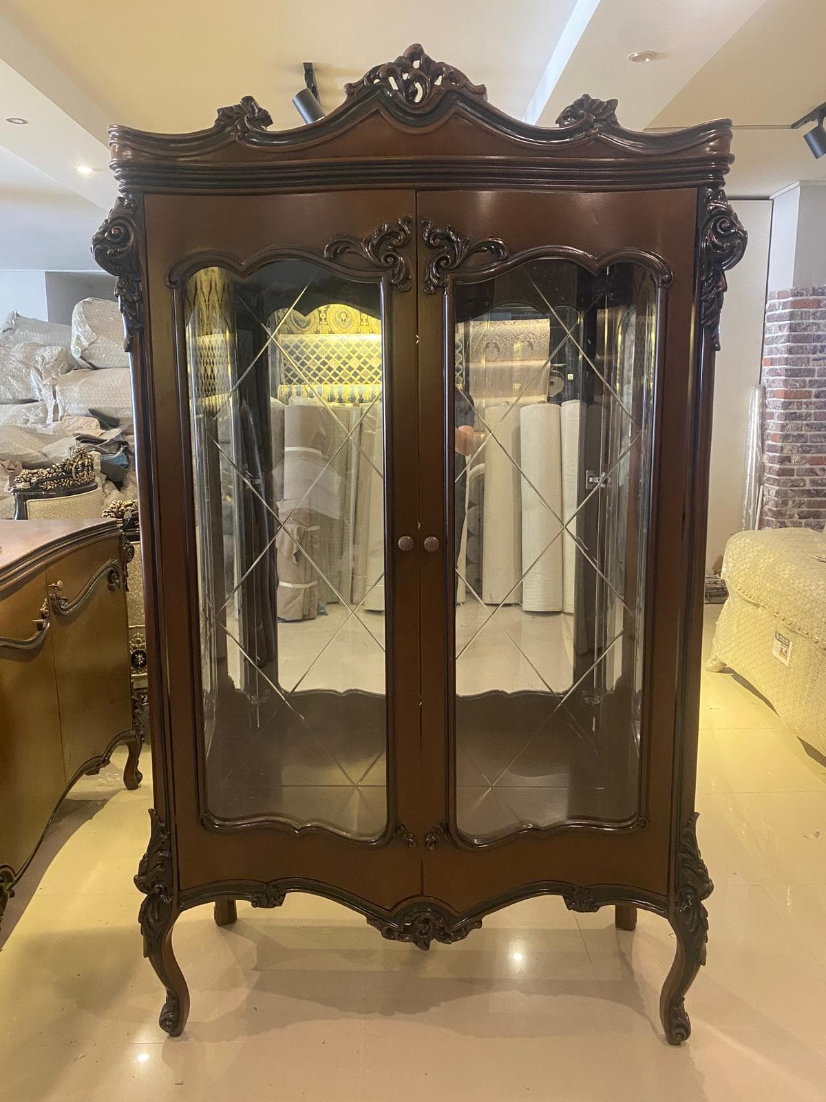 Almira витрина